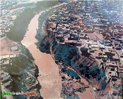  عکس  هوایی  مربوط  به  سالیان  پیش  که  سیل  بخشی  از  تأسیسات  آسیاب‌ها  را  به  زیر  آب  برده  است. 