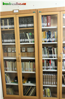  آنچه  در  کتابخانه‌ی  سمت  چپ  قرار  دارد  تماماً  آثار  علی  شریعتی  است. 