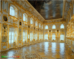  یکی  از  سالن‌های  کاخ  کبیر،  پس  از  بازسازی.  (عکس  از  کتاب  سن  پیترزبورگ–چاپ  مسکو) 