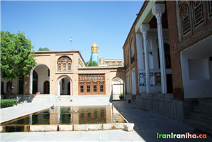  حیاط  بیرونی.  در  ورودی  حیاط  اندرونی  و  گلدسته‌های  مسجد  مشاهده  می‌شوند. 