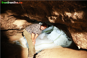  برای  گذر  از  برخی  نقاط  غار  لازم  است  خمیده  عبور  کنید.  در  برخی  فصول  کف  غار  در  این  نواحی  خیس  است. 