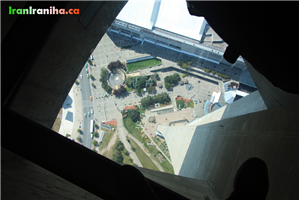  اگر  بر  روی  کف  شیشه‌ای  در  ارتفاع  342  متری  بایستید،  می‌توانید  پایه‌ی  برج  و  محیط  اطراف  آن  را  به  این  شکل  ببینید. 