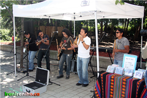  این‌ها  نوازندگانی  اهل  کلمبیا  هستند  که  در  محوطه‌ی  پایین  برج  می‌نوازند  و  محصولات  خود  را  می‌فروشند.  هر  موقع  از  سال  ممکن  است  هنرمندانی  با  کسب  اجازه  در  اطراف  برج  برنامه  اجرا  کنند. 
