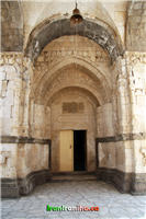  سردر  ورودی  کلیسا.  کتیبه‌ای  که  به  دستور  عباس‌میرزا  نوشته  شده  در  بالای  سردر  به  چشم  می  خورد.  ناقوس  کوچک  و  زنگ‌زده‌ای  در  کلیسا  وجود  دارد.  ظاهراً  کلیسا  قبلاً  ناقوس  بزرگی  داشته  که  به  سرقت  رفته  است. 