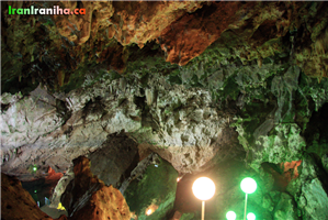  نمایی  از  استالاگمیت‌های  سقف  غار.  در  گوشه  سمت  چپ  تصویر  بخش  آبی  غار  مشاهده  می‌شود. 