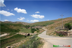  محوطه  مقابل  دهانه  غار.  روستای  سهولان  در  مرکز  تصویر  مشاهده  می‌شود. 