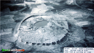  عکس  هوایی  از  تخت‌سلیمان  که  در  سال  1315  خورشیدی،  در  فصل  زمستان  و  قبل  از  اکتشاف  گرفته‌شده  است. 