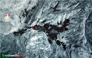  عکس  هوایی  از  تخت‌سلیمان.  شماره  یک:  تخت‌سلیمان،  شماره  دو:  روستای  احمدآباد  (تخت‌سلیمان)،  شماره  سه:  کوه  زندان  سکندر 