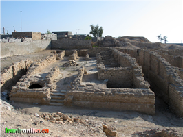  بقایای  ساختمان‌های  شهر  باستانی  سیراف.  به  طاق‌های  باقیمانده  دقت  فرمایید  که  به‌صورت  قوسی  و  طاق  آهنگی  بوده  و  هیچ‌گونه  الواری  در  ساخت  آن‌ها  به  کار  نرفته  است. 