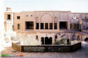  تصویری  از  نمای  حیاط  بیرونی  خانه‌ی  عباسیان  پیش  از  مرمت.  (عکس  از  آرشیو  شهرداری  کاشان  برداشت‌شده  است.) 