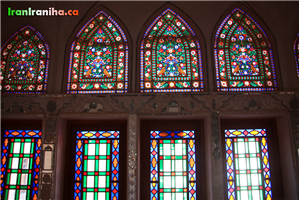  نمایی  بسیار  زیبا  از  درها  و  پنجره‌های  چوبی  با  شیشه‌های  رنگی،  خانه‌ی  عباسیان 