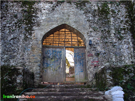  دروازه‌ی  ورودی  قلعه‌رودخان.  مثل  بسیاری  از  نقاط  گردشگری  دیگر،  فرهنگ  زشت  دیوارنویسی  بر  روی  مکان‌های  ارزشمند  تاریخی،  اینجا  هم  خودنمایی  می‌کند. 