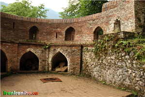  سقف  آب  انبار.  این  بخش  از  قلعه  پایین‌ترین  نقطه‌ی  قلعه  است. 