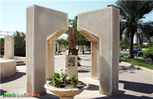 مجسمه‌ی  امیرکبیر  به‌عنوان  مهم‌ترین  شخصیتی  که  باعث  شد  تا  ایرانیان  از  خواب  غفلت  قاجاریان  خارج  گردند  در  ابتدای  گذر،  زینت‌بخش  ورودی  مجموعه  است. 