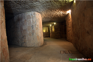  کاریز  دارای  دالان‌های  متعدد  است.  یکی  از  نقاط  ضعف  فعلی  مجموعه  سیاحتی  کاریز  این  است  که  نقشه‌ی  تونل‌ها  را  در  اختیار  بازدیدکنندگان  قرار  نمی‌دهند. 