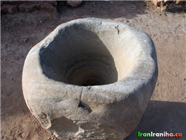  این  سنگ  به‌احتمال  بسیار  زیاد  به‌عنوان  پایه  برای  لولای  در  استفاده  می‌شده  است. 