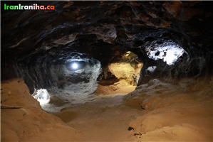  بخش  طبیعی  از  داخل  غار.  لازم  به  توضیح  است    نور  داخل  غار  به  این  میزان  که  مشاهده  می‌کنید  نیست  و  بسیار  تاریک‌تر  است. 