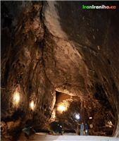  بخش  طبیعی  داخل  غار.  بخش‌هایی  از  غار  به  علت  سقف  بسیار  بلند  و  نورپردازی  ناقص  قابل  عکس‌برداری  مفید  نیست  مگر  اینکه  چندین  پروژکتور  قوی  با  خود  همراه  داشته  باشید. 