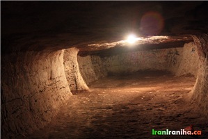  یکی  از  اتاق‌های  دست  کن  غار  به  مساحت  تقریبی  100  مترمربع. 