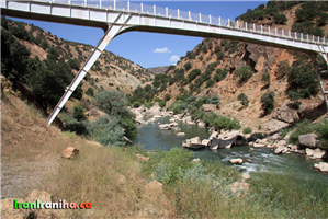  پل  فلزی  که  بر  روی  رودخانه  سزار  احداث‌شده  است.  اگر  در  پس‌زمینه  دقت  فرمایید  بقایای  پل  قدیمی  که  از  سنگ  و  سیمان  ساخته‌شده  و  بر  اثر  سیل  از  بین  رفته  است  را  مشاهده  خواهید  کرد. 