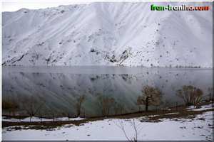  دریاچه  ی  گهر  در  زمستان.  همانطور  که  ملاحظه  می  فرمایید  نیمی  از  سطح  دریاچه  یخ  زده  است.  (  عکس  از  کمال  روشن،  عضو  گروه  ایران  –  ایرانی  ها  ) 
