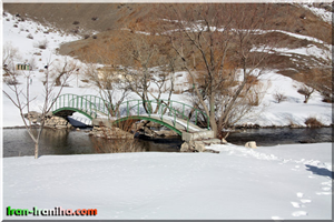  رودخانه  ی  خروجی  از  دریاچه  ی  گهر  در  زمستان.  (  عکس  از  کمال  روشن،  عضو  گروه  ایران  –  ایرانی  ها  ) 