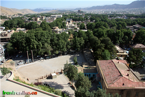  نمایی  از  شهر  خرم  آباد.  هر  دو  پارکینگ  در  عکس  دیده  می‌شوند.  در  سمت  راست  ساختمان‌های  رضاشاهی  لشگر  خرم‌آباد  به  چشم  می‌خورد. 