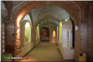  ابتدای  ورودی  موزه  مردم  شناسی  که  در  ضلع  شرقی  قلعه  فلک  الافلاک  واقع  شده  است 