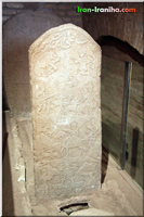  نمونه  ای  از  یک  سنگ  قبر  ایستاده.  نام  متوفی  شا  علی  ابن  جعفر  بوده  است 