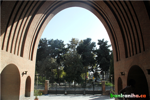  نمایی  از  طاق  قوسی  شکل  ورودی  موزه‌ی  ایران  باستان  که  در  ساخت  آن  از  ایوان  مداین  الهام  گرفته‌شده  است. 