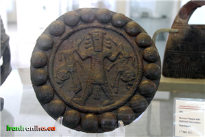  پلاک  مفرغی  با  نقش  قهرمان  افسانه‌ای،  آذربایجان،  هزاره‌ی  یکم  پیش  از  میلاد 