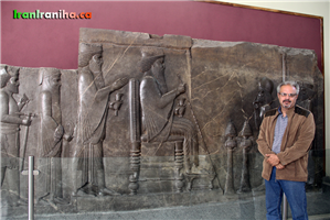  نویسنده  در  مقابل  صحنه‌ی  بار  عام،  موزه‌ی  ایران  باستان 