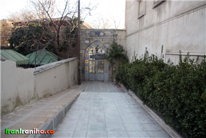  در  ورودی  آرامگاه  ظهیرالدوله  که  در  انتهای  کوچه  واقع‌شده  است. 