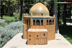  ماکت  عمارت  سلطانیه  که  به  گنبد‌سلطانیه  معروف  است.  گنبد‌سلطانیه  در  شهر  سلطانیه  و  در  36  کیلومتری  زنجان  واقع‌شده  است. 