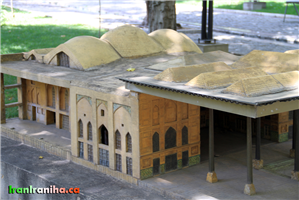  ماکت  عمارت  چهل‌ستون.  این  عمارت  در  مرکز  شهر  اصفهان  قرار  دارد  و  مربوط  به  دوره‌ی  صفویه  است. 
