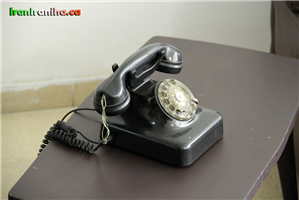  یاد  این  تلفن‌های  سنگین  و  قدیمی  آلمانی  که  قدیم‌ها  در  هر  منزلی  که  تلفن  داشتند  یک  نمونه‌اش  یافت  می‌شد  به  خیر. 
