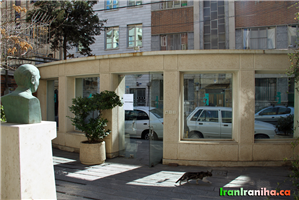  نمای  دیگری  از  در  ورودی  و  حیاط  خانه  موزه  دکتر  علی  شریعتی. 