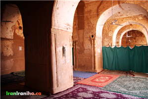  محوطه‌ی  قابل‌استفاده‌ی  مسجد  برای  نمازگزاران.  به  بی‌سلیقگی‌های  به‌کاررفته  در  تزیین  داخلی  اولین  مسجد  ایرانی  دقت  فرمایید. 