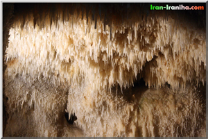  قندیل  های  رسوبی  ناشی  از  بی  کربنات  در  غار  کتله  خور 