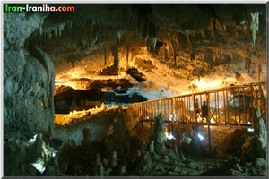  غار  کتله  خور.  در  برخی  نقاط  برای  اینکه  بازدیدکنندگان  زیاد  بالا  و  پایین  نروند  و  از  طرف  دیگر  شکل  طبیعی  غار  حفظ  شود  دالان  های  فلزی  نصب  کرده  اند. 