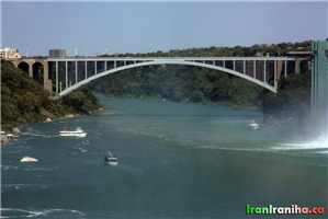  پل  ارتباطی  به  نام  Rainbow  Bridge    و  کشتی‌های  تفریحی  که  از  هر  دو  سمت  آمریکا  و  کانادا  مسافر  سوار  می‌کنند. 