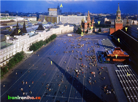  میدان  سرخ  مسکو.  (عکس  از  کتاب  Moscow,  Holding  company,  2005  اسکن  شده  است)<br/>	مناطقی  که  علامت‌گذاری  شده‌اند  عبارت‌اند  از:<br/>	1-  میدان  سرخ.  در  این  تصویر  خطوط  مخصوص  رژه  مشاهده  می‌شود.      2-  کاخ  کرملین.      3-    کلیسای  سنت‌بازیل      4-  مقبره‌ی  ولادیمیر  ایلیچ  لنین        5-  مجسمه‌ی  پوژارسکی  و  مینین.      6-  مرکز  تجاری  و  فروشگاه  GUM      7-  رودخانه  مسکو.      8-  یکی  از  هفت  ساختمان  بزرگ  مسکو  که  در  عهد  استالین  بین  سال‌های  1935  تا  1953  ساخته  شدند.      9-  قبرها  و  مجسمه‌ی  بزرگان  دولت  اتحاد  جماهیر  شوروی      10-  جایگاه‌های  سنگی  که  برای  نشستن  مسئولین  در  هنگام  رژه  ساخته‌شده  است. 