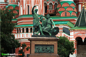  مجسمه  دیمیتری  پوژارسکی  و  کوزما  مینین  در  سال  1818  توسط  ایوان  مارتوس  ساخته  و  در  میدان  نصب  گردید. 