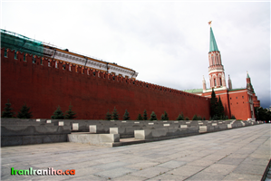  در  سرتاسر  دیوار  کاخ  کرملین  در  میدان  سرخ  اجساد  بزرگان  شوروی  دفن  شده  است.  (جایی  که  درختان  سرو  کاشته  شده‌اند) 