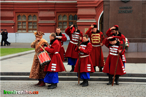  اگر  شانس  داشته  باشید،  در  روزهای  خاصی  یک  سری  نمایش‌های  سنتی  در  میدان  سرخ  برگزار  می‌شود. 