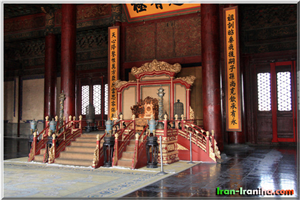  تخت  سلطنتی  امپراطور  در  چیانکینگ  هال  (Qianqing  Hall).  این  تخت،  تخت  خواب  امپراطور  در  سلسله  ی  مینگ  بوده  است  و  پس  از  آن  در  سلسله  ی  چینگ  به  محل  ملاقات  های  سیاسی  امپراطور  تبدیل  گشته  است. 