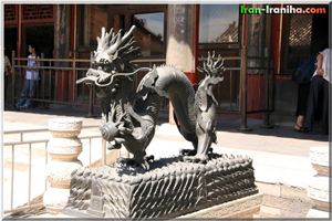  مجسمه  ی  برنزی  اژدها  که  در  مقابل  محل  زندگی  خصوصی  امپراطور  سی  شی  (Chuxiu  Hall)    قرار  دارد 