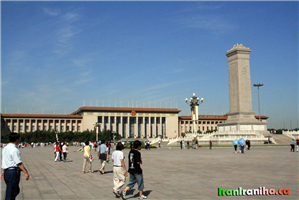  میدان  تیان‌آن‌من  (Tiananmen  Square).  در  این  تصویر  کنگره‌ی  خلق  چین  و  بنای  یادبود  مشاهده  می‌شود. 