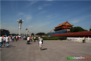  ضلع  شمالی  میدان  تیان‌آن‌من  و  دروازه‌ی  آرامش  بهشتی 