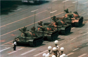  خشونت‌های  چهارم  و  پنجم  ژوئن  1989  در  پکن.  این  عکس  توسط  Jeff  Widener  برداشته  شد  و  خیلی  زود  در  سراسر  جهان  منتشر  گردید.  جوانی  که  یک‌تنه  در  مقابل  تانک  ایستاد  در  دنیا  به  Tank  Man  معروف  گردید.  در  تصویر  به  یک  اتوبوس  سوخته  که  در  کنار  خیابان  به  چشم  می‌خورد  نیز  دقت  فرمایید. 